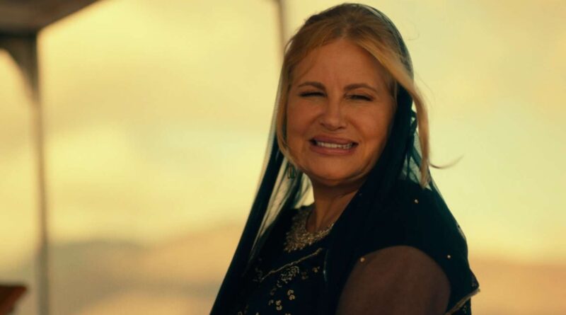 Jennifer Coolidge como Tanya McQuoid en The White Lotus luciendo un velo oscuro.