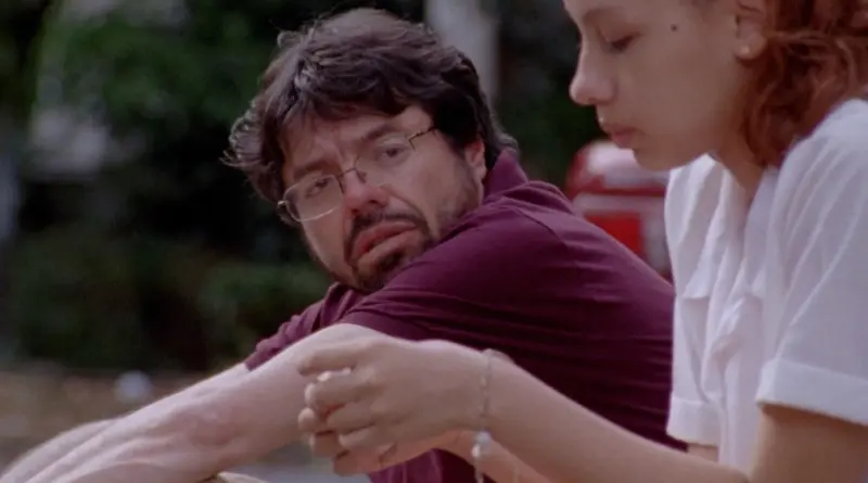 Primer plano de los personajes principales en la película Un poeta.