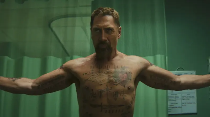 Javier Bardem como Max Cady en Cape Fear, mostrando el torso cubierto de tatuajes simbólicos.