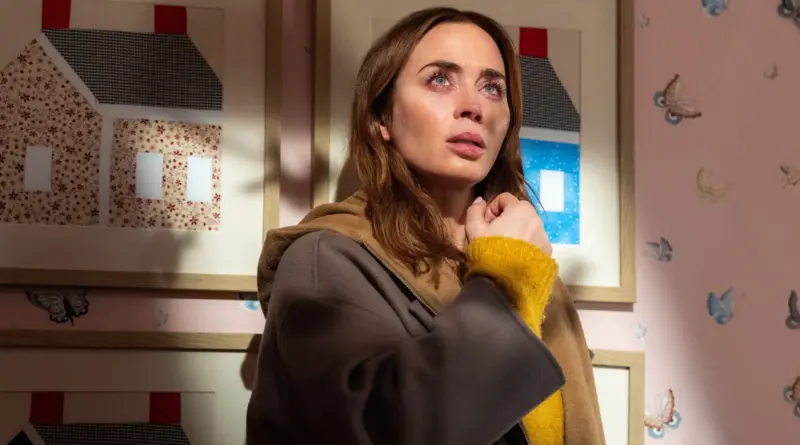 Fotograma de la película El Día de la Revelación: la actriz Emily Blunt con expresión de angustia.