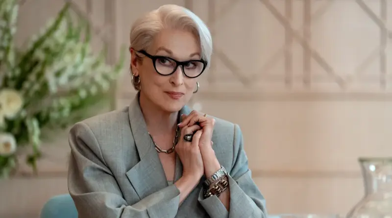 Meryl Streep como Miranda Priestly con gafas de montura negra y traje gris en El Diablo viste de Prada 2.