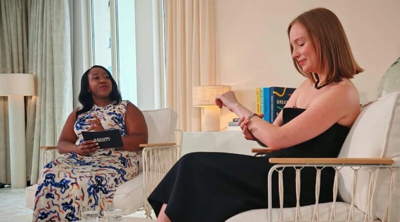 Charla de Variety en Cannes 2026 con Hannah Einbinder y una entrevistadora en un salón luminoso.