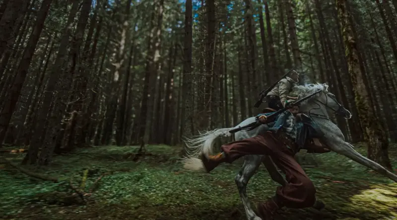 Un jinete armado galopando en un caballo blanco a través de un bosque denso en la película Hope.