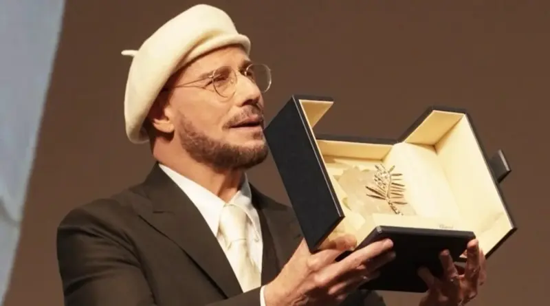 John Travolta emocionado al recibir la Palma de Oro honorífica sorpresa en el Festival de Cannes 2026.