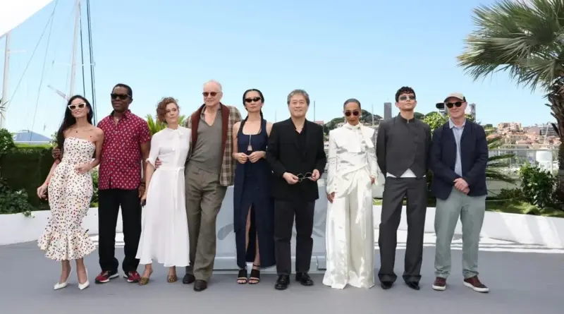 El jurado del Festival de Cannes 2026 posando en grupo frente al mar