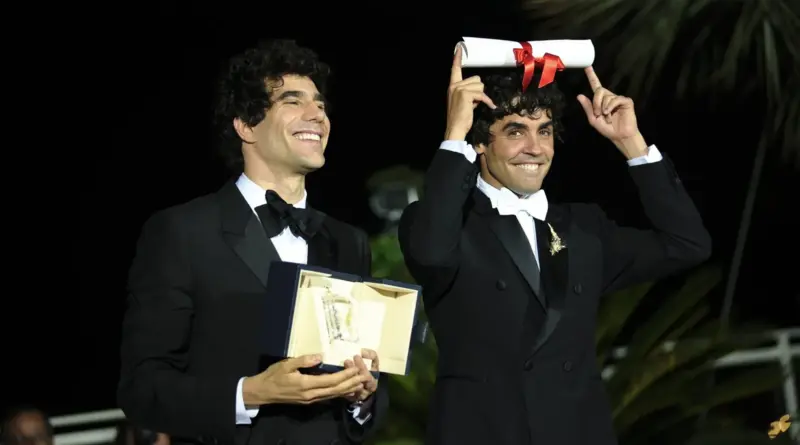 Javier Ambrossi y Javier Calvo celebrando sonrientes con su premio por la película La bola negra en el Festival de Cannes 2026.