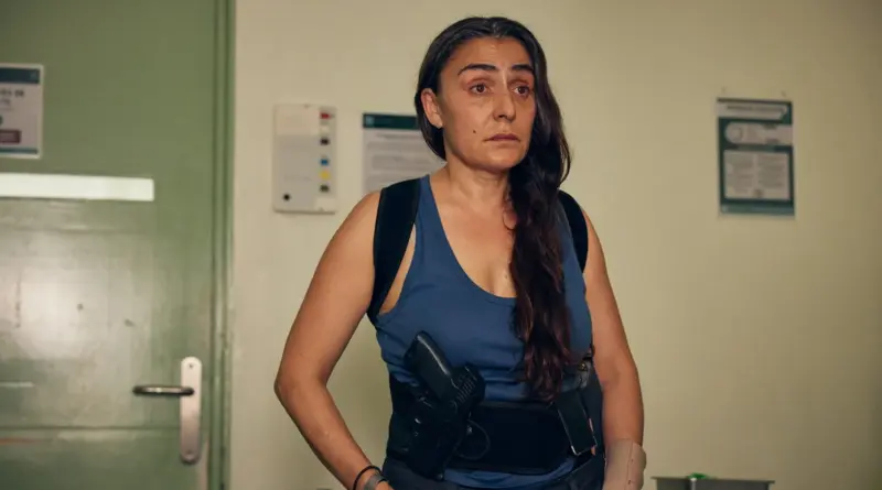 Candela Peña armada en el tráiler de la película La Desconocida 2026 en Netflix.