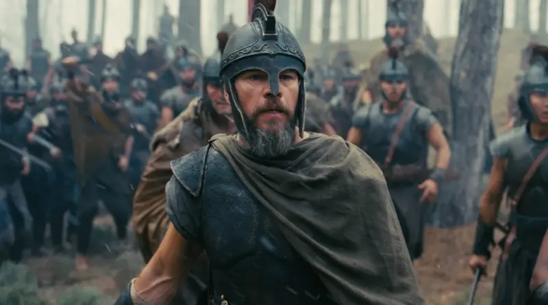 Matt Damon liderando a un grupo de soldados griegos en un bosque, de la película La Odisea.