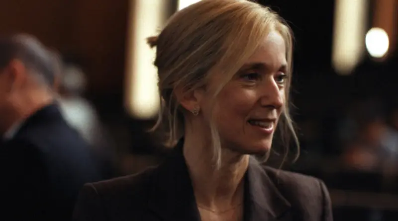 Primer plano de la protagonista de La Vie d'une Femme sonriendo sutilmente en un ambiente con iluminación cálida.