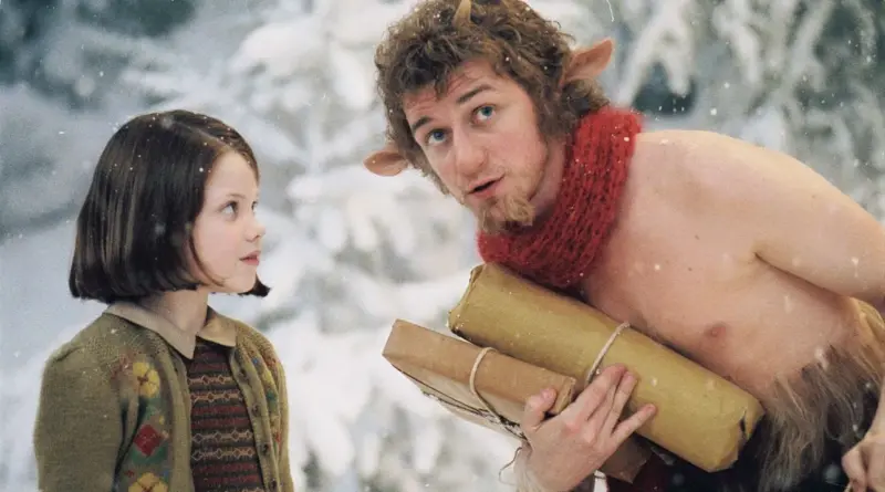 Lucy Pevensie mirando al fauno Sr. Tumnus, quien sostiene paquetes bajo la nieve en Narnia.