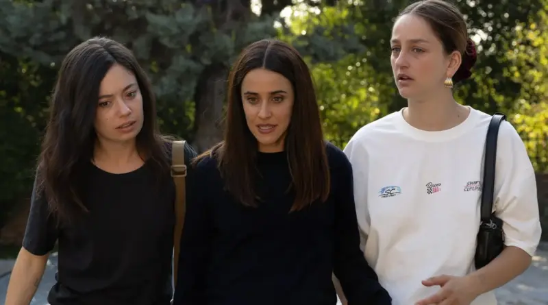 Tres de las protagonistas de Se tiene que morir mucha gente caminan juntas en el exterior con semblante serio y preocupado.