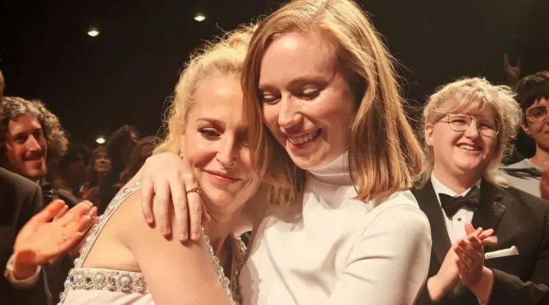 Gillian Anderson y Hannah Einbinder abrazándose conmovidas tras la premiere de su película en Cannes 2026, rodeadas de público aplaudiendo.