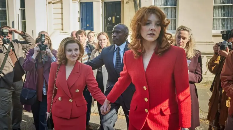 Natalie Dormer y otra actriz caminando de la mano rodeadas de fotógrafos en la serie The Lady.
