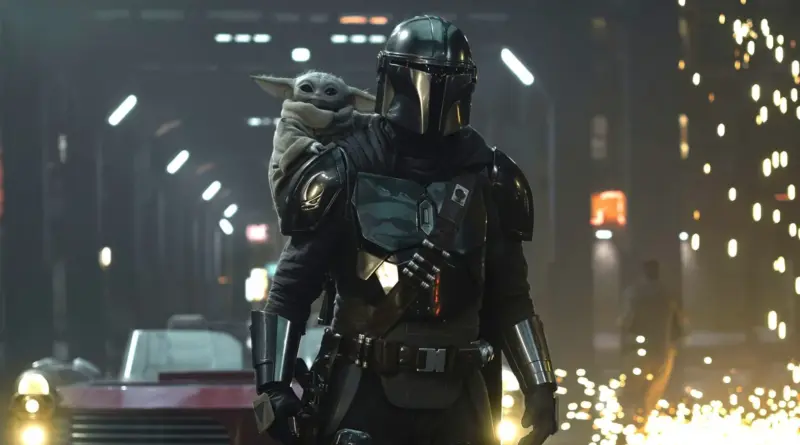 Din Djarin, el Mandaloriano, camina hacia adelante con su armadura de beskar completa y casco, mientras el pequeño Grogu (Baby Yoda) se asoma apoyado sobre su hombro izquierdo en una escena de la película The Mandalorian and Grogu (2026). El fondo muestra un hangar o callejón futurista difuminado con luces y chispas.