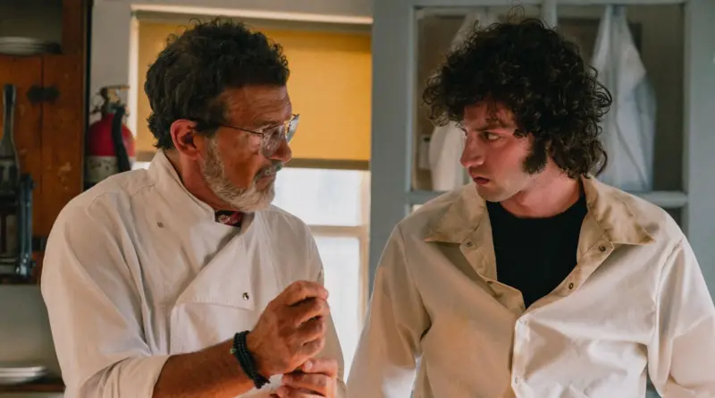 Antonio Banderas y Dominic Sessa vestidos de chefs en una cocina profesional en la película Tony.