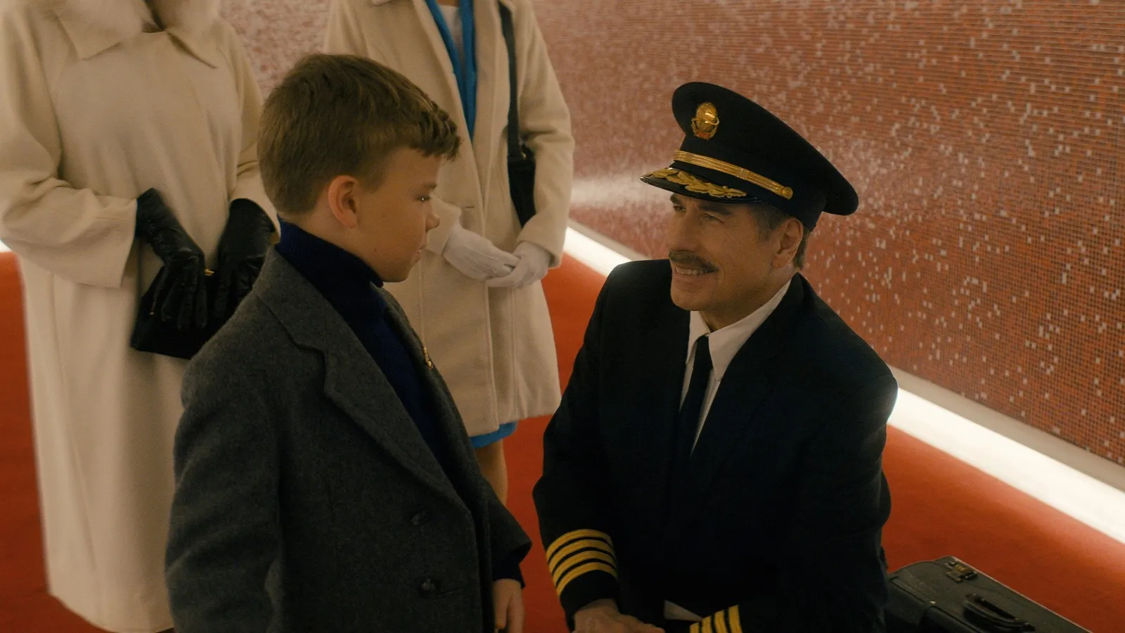 ven a volar conmigo propeller one way night coach 2026 john travolta trailer
