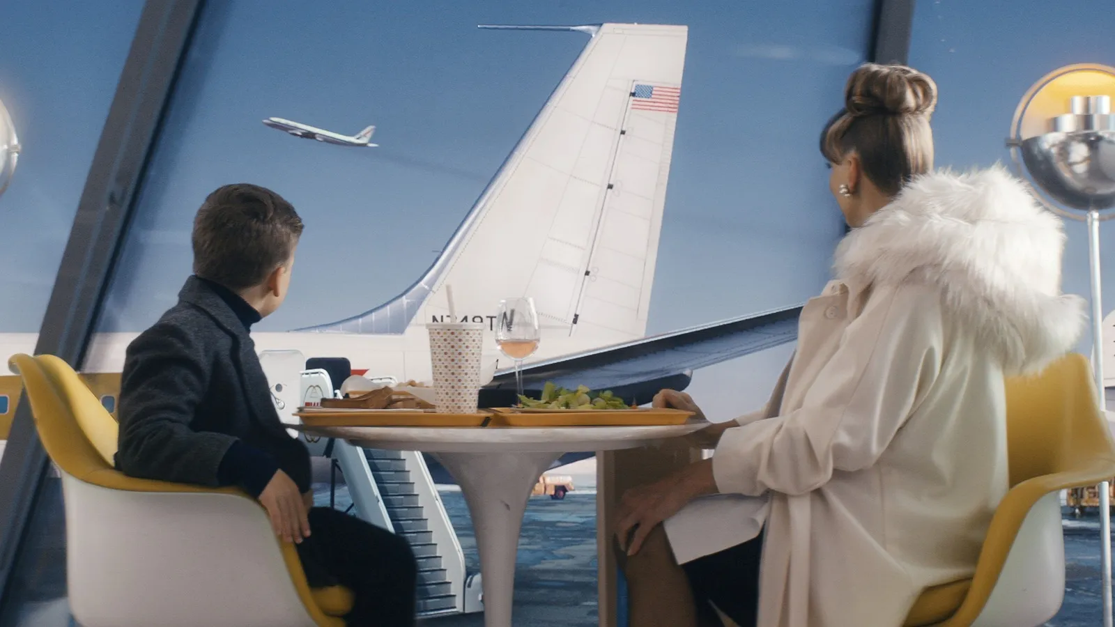 ven a volar conmigo propeller one way night coach 2026 john travolta