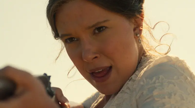 Primer plano de la protagonista de Enola Holmes 3 apuntando con un arma.