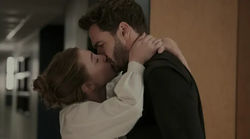 Los protagonistas de La hipótesis del amor compartiendo un beso apasionado en un pasillo.