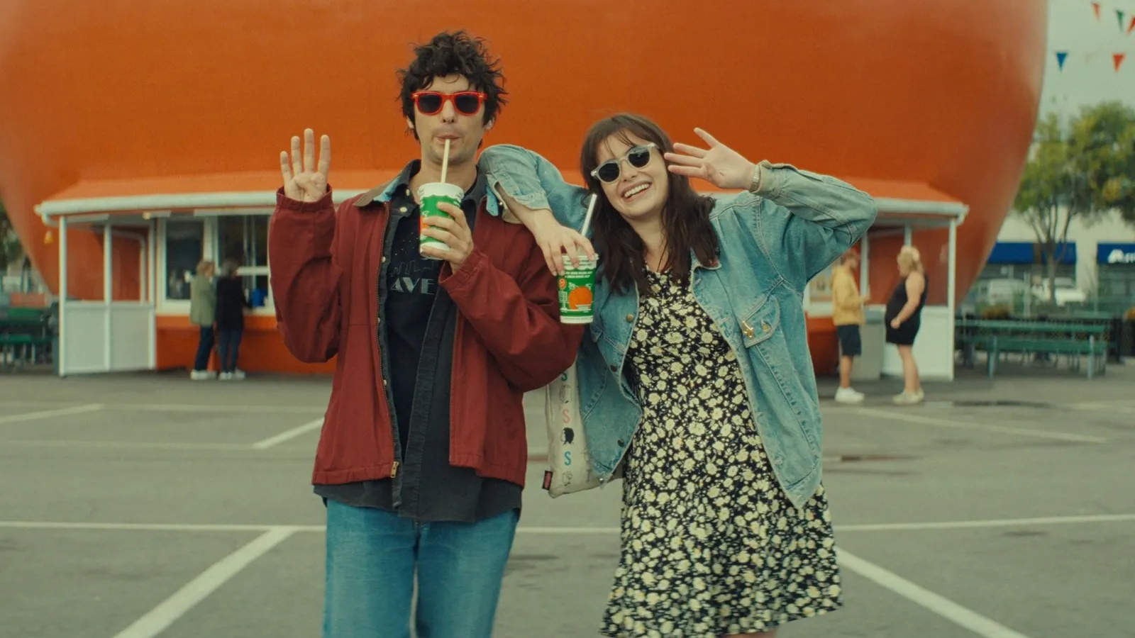 la ironia del amor mile end kicks critica