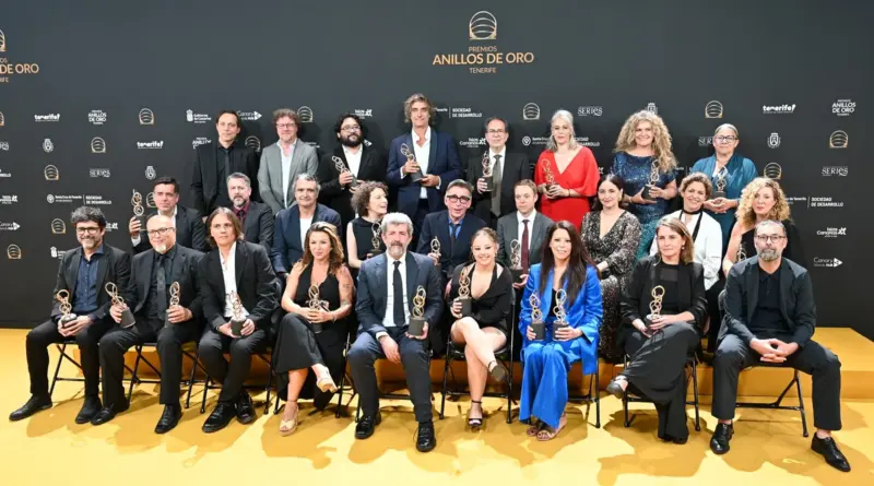 Foto de grupo de los ganadores de los Premios Anillos de Oro 2026 posando con sus galardones.