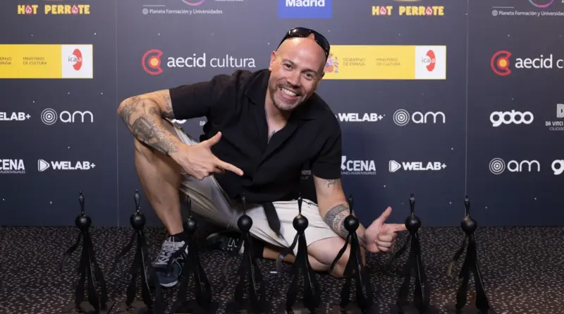 Ganador posando con múltiples trofeos en los Premios Fugaz 2026.