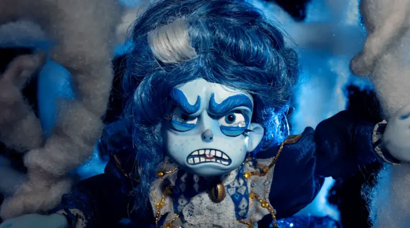 Primer plano del personaje de la película Soy Frankelda, una marioneta de tez azul con expresión de enfado.