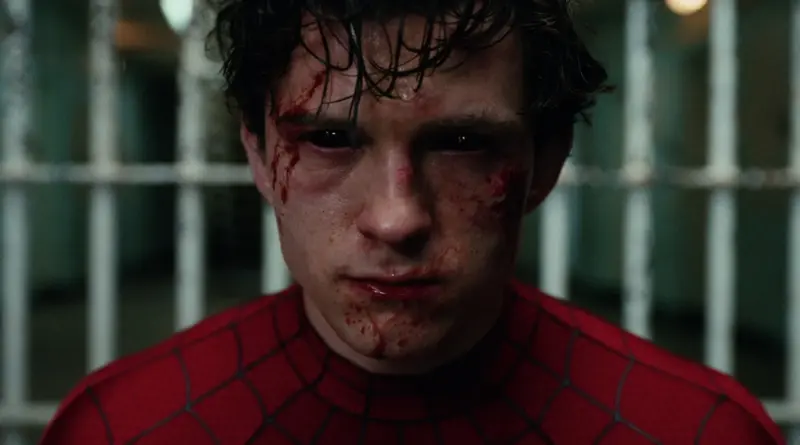 Spider-Man Brand New Day: Peter Parker sin máscara, rostro ensangrentado y expresión intensa frente a unos barrotes.