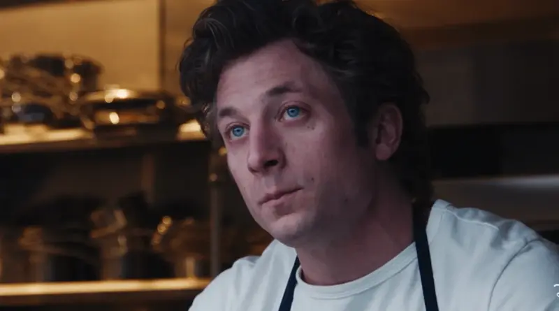 Primer plano del chef Carmy Berzatto con expresión preocupada en la cocina de la serie de televisión The Bear.
