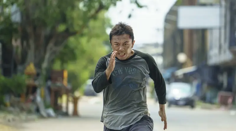 Un hombre corriendo de frente hacia la cámara con expresión de furia extrema en la película The Furious.
