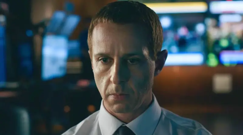 Primer plano de un hombre con expresión seria y preocupada en la película The Social Reckoning (La red social 2).