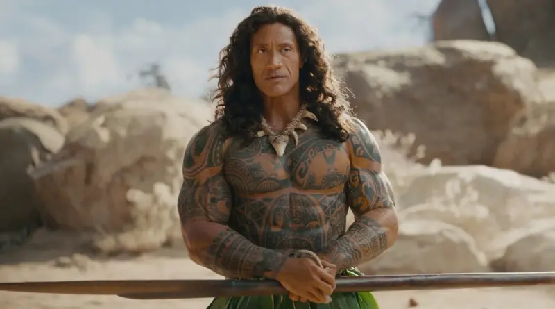 Escena de Vaiana en la que Maui, interpretado por Dwayne Johnson, aparece con el torso cubierto de tatuajes polinesios tradicionales.