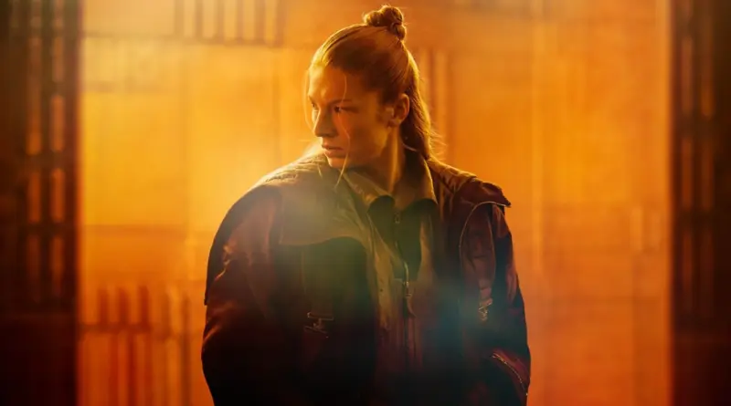 Hunter Schafer mirando hacia atrás bañada en luz dorada en un fotograma de Blade Runner 2099.