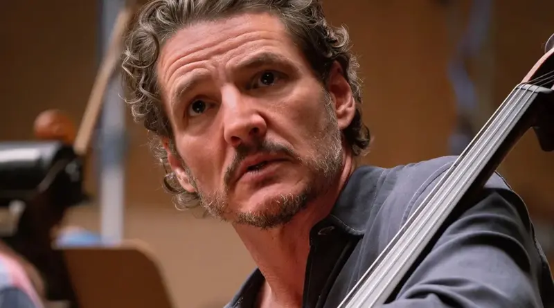 Primer plano del actor Pedro Pascal sosteniendo un violonchelo con expresión de intensa concentración en una escena de la película Behemoth!