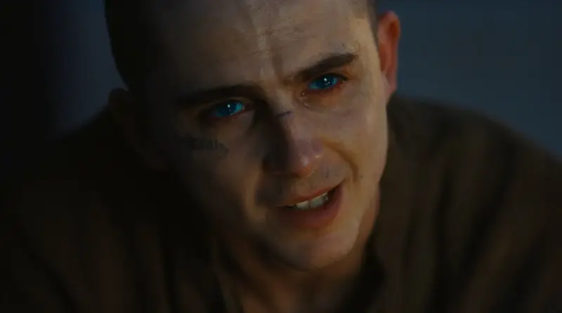 Primer plano de Paul Atreides mostrando sus intensos ojos azules de la especia en Dune: Parte tres.