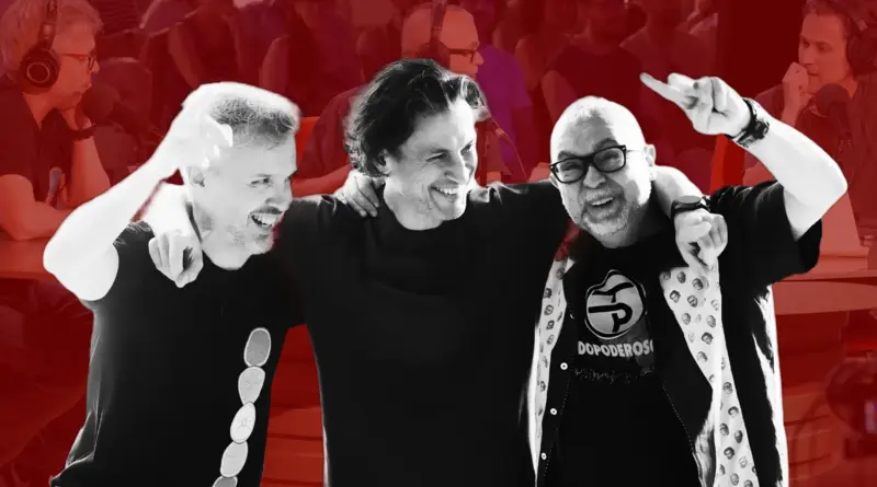 Juan Gómez-Jurado, Rodrigo Cortés y Arturo González-Campos del podcast Todopoderosos riendo y abrazándose.