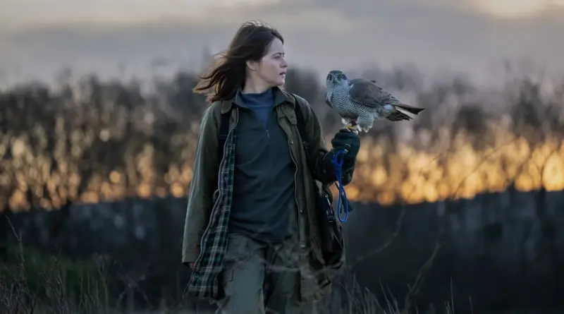 Claire Foy sostiene un majestuoso azor en su guante en esta imagen de la película H de Halcón.