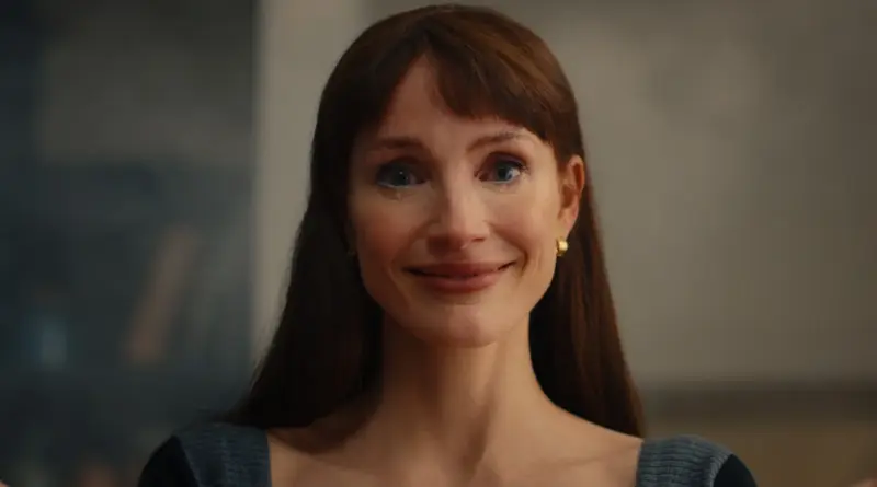 Primer plano de Jessica Chastain en la película La otra madre, mirando a cámara con lágrimas en los ojos y una expresión siniestra.