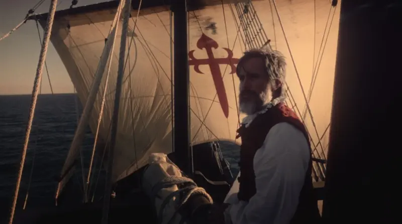 Fotograma de la película Magallanes que muestra un primer plano de Gael García Bernal en el barco, con una vela cruzada a sus espaldas.