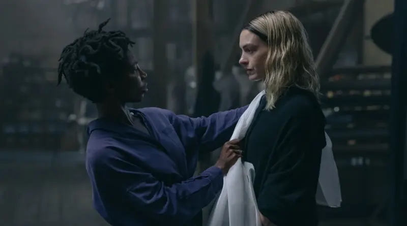 Michaela Coel ajustando una prenda blanca sobre los hombros de Anne Hathaway en la película Mother Mary.