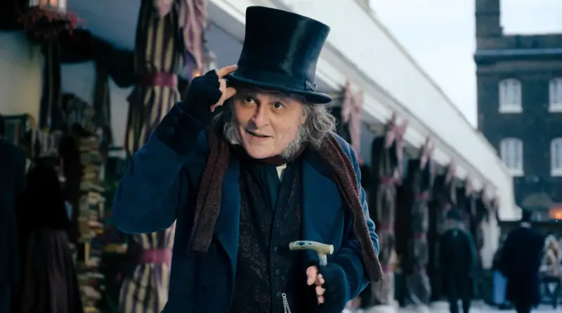Johnny Depp ajustándose el sombrero de copa en las calles nevadas en un fotograma de Scrooge y los fantasmas de la Navidad.
