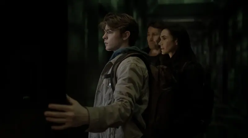 El joven Charlie avanza hacia la oscuridad mientras Jason y Daniela lo observan con miedo en la temporada 2 de Materia oscura.