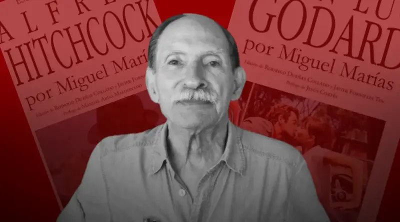 Retrato en blanco y negro del crítico de cine Miguel Marías sobre un fondo rojo con portadas de sus libros sobre Hitchcock y Godard.