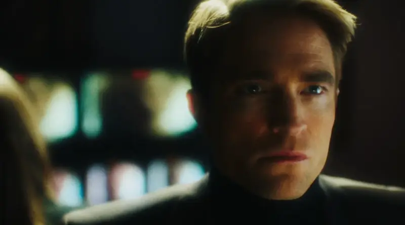 Primer plano de Robert Pattinson en un cuarto de control oscuro en la película Primetime.
