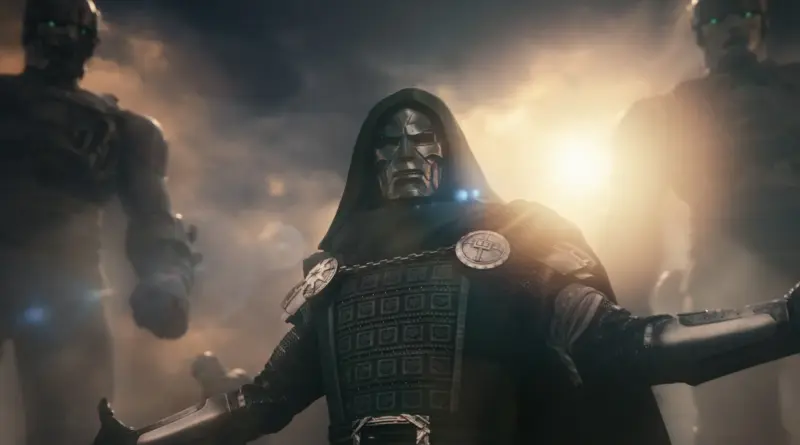El Doctor Doom con los brazos abiertos liderando un ejército de robots Centinelas en una escena de la película Vengadores: Doomsday.