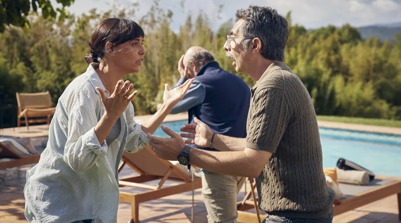 Fotograma de la comedia 5 minutos más, donde Belén Cuesta y Berto Romero discuten acaloradamente junto a una piscina mientras Javier Cámara se desespera al fondo.