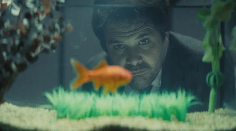 El protagonista masculino de 'Último adiós' ('Azken agurra') mirando con melancolía a un pez naranja dentro de una pecera.