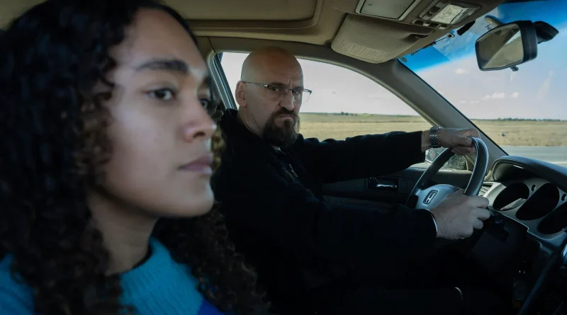 Tensa escena en el interior de un coche en El castillo, donde el proxeneta interpretado por Raúl Arévalo conduce mientras la joven protagonista mira por la ventanilla con preocupación.