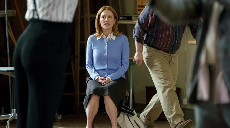 Julianne Moore sentada durante un ensayo en una escena de 'El debut' ('The Debut'), observando atentamente lo que ocurre frente a ella.
