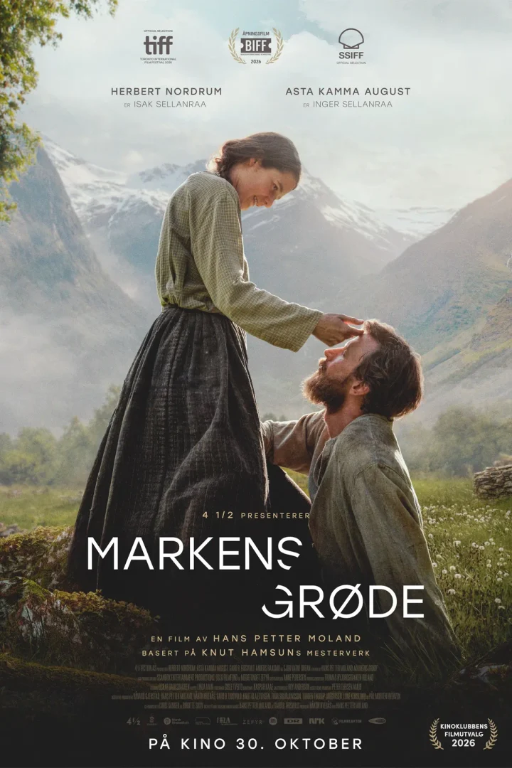 Póster oficial de la película Growth of the Soil, donde una mujer de pie acaricia la frente de un hombre arrodillado frente a un majestuoso paisaje montañoso.